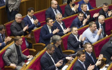 Пів Ради пенсіонерів: краще присядьте – озвучено пенсії нардепів