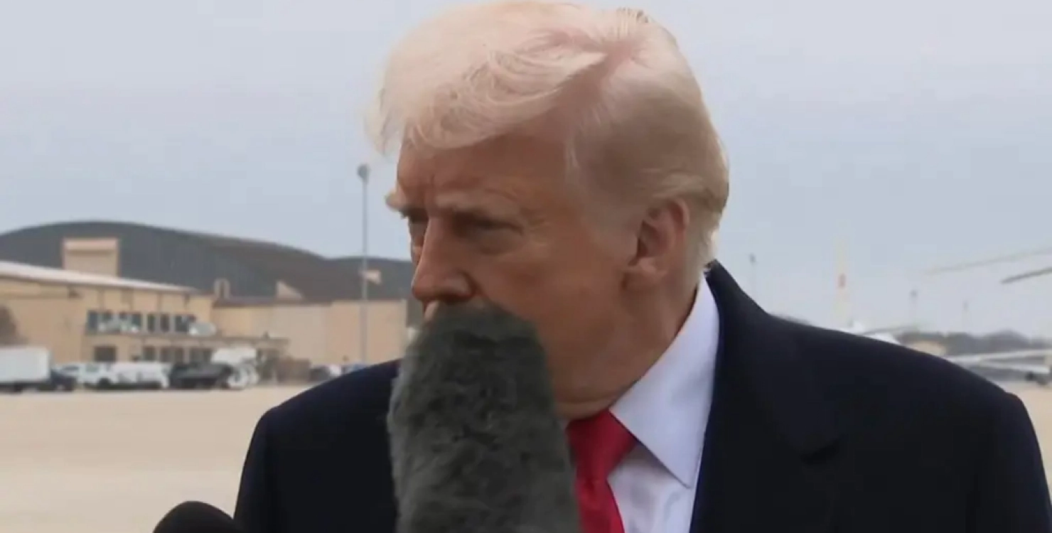 Мікрофон “дав ляпаса” Трампу – курйозний момент потрапив на відео