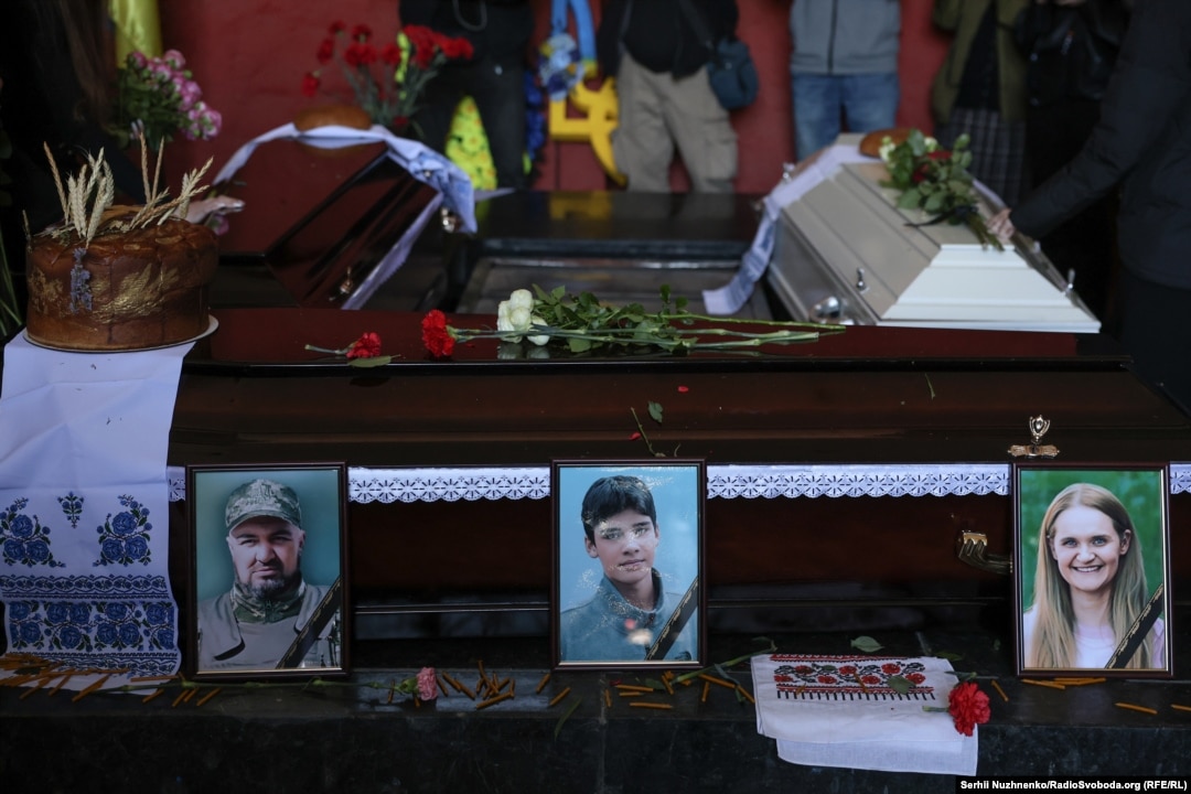 В Києві попрощалися із 17-річним Данилом Худею та його батьками, які загинули під час масованої атаки РФ 24 квітня. Фото