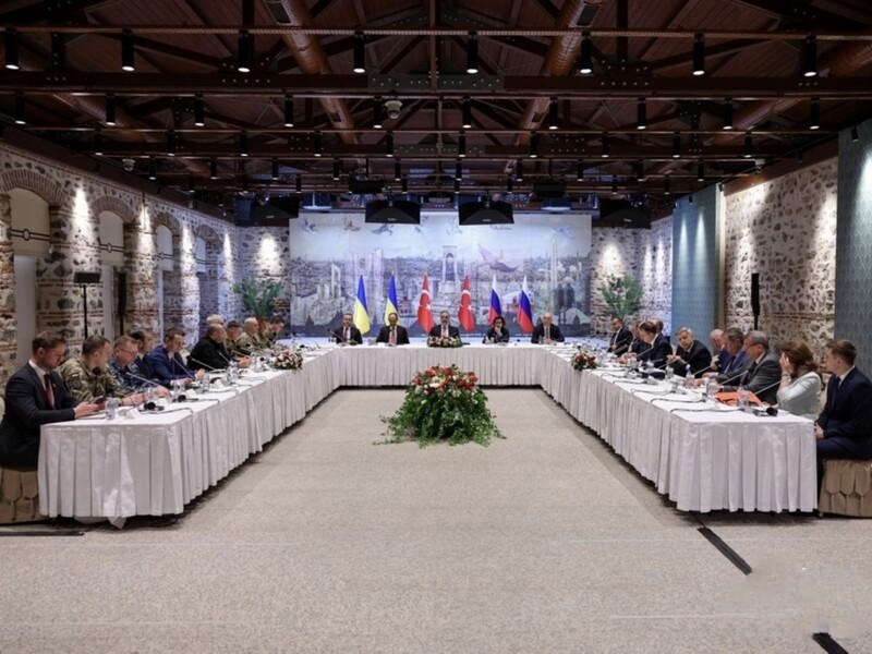 “Воювати вічно”. РФ на переговорах з Україною у Стамбулі пригрозила захопити Харків або Суми – журналіст The Economist